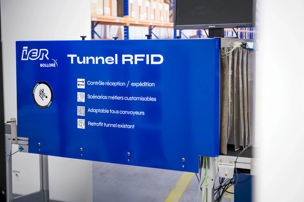 Industrial RFID tunnel on conveyor belt for logistics control and traceability