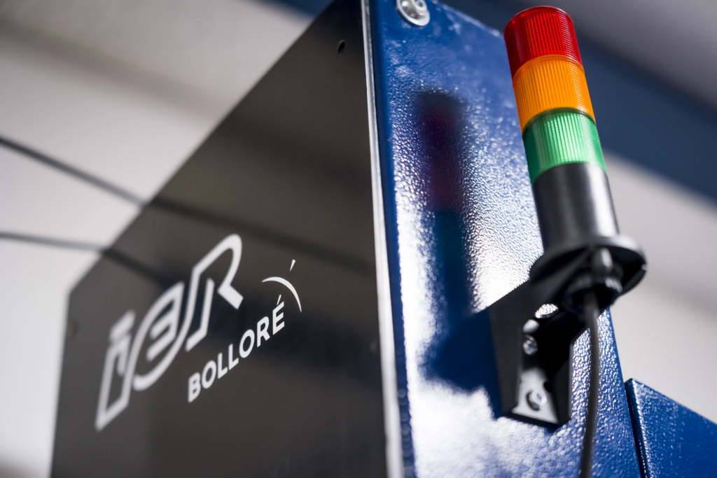 Colonne industrielle avec voyant lumineux empilé pour gestion des flux techniques